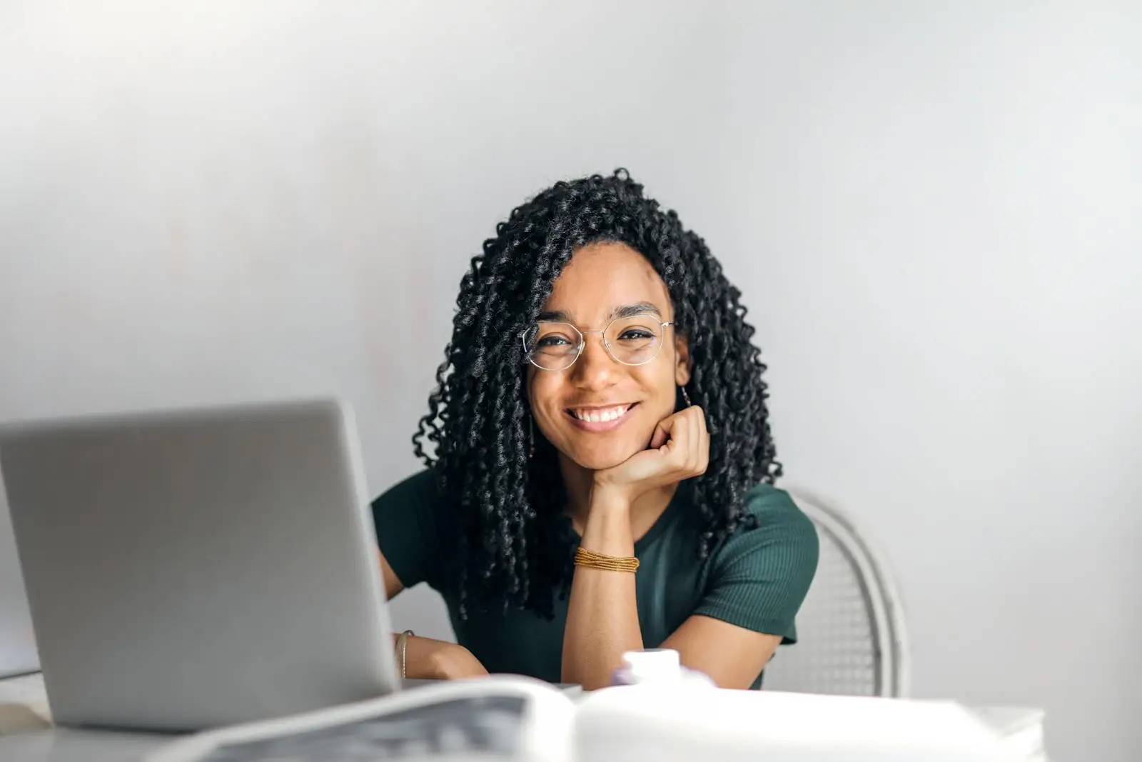 Empresária sorrindo diante do notebook